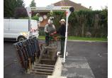 Travaux de maintenance sur une pompe à l'aide d'un portique
